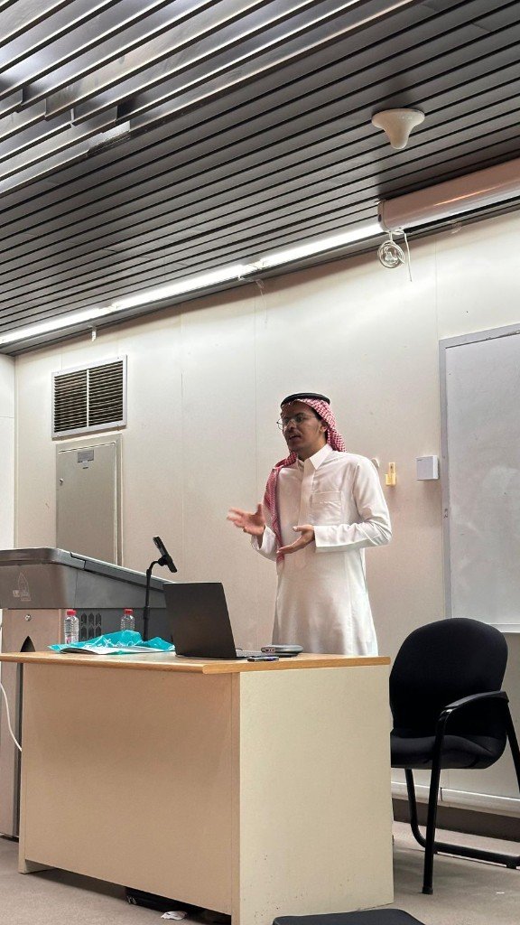 الباحث عبدالله الشامي يقدم العرض