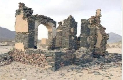 بقايا حجرية لموقع أثري يُنسب إلى نطاق سوق مجَنّة